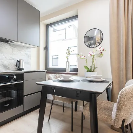 Cheerful & Modern In Town Center