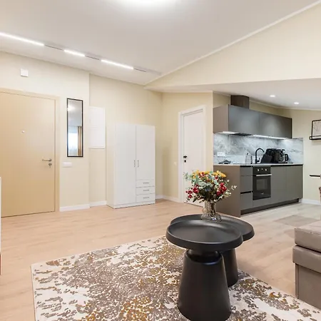 Cheerful & Modern In Town Center Apartament