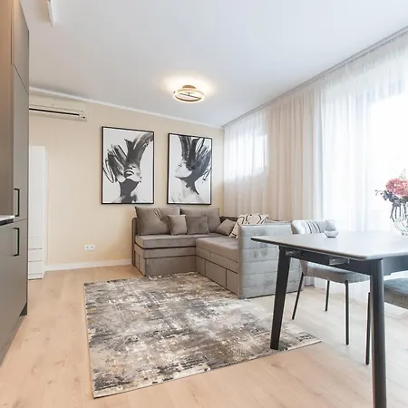 Cheerful & Modern In Town Center *