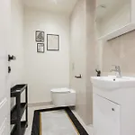 Modern In Town Centre - Lift, Self Check-in, Aircon & Smart Tv *