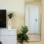 Modern In Town Centre - Lift, Self Check-in, Aircon & Smart Tv *