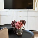 Apartament Modern In Town Centre - Lift, Self Check-in, Aircon & Smart Tv
