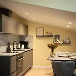 Modern In Town Centre - Lift, Self Check-in, Aircon & Smart Tv