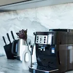 Modern In Town Centre - Lift, Self Check-in, Aircon & Smart Tv *