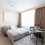 Modern In Town Centre - Lift, Self Check-in, Aircon & Smart Tv *