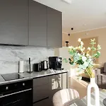 Apartament Modern In Town Centre - Lift, Self Check-in, Aircon & Smart Tv *
