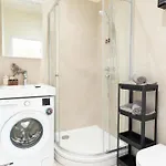 Modern In Town Centre - Lift, Self Check-in, Aircon & Smart Tv *