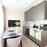Modern In Town Centre - Lift, Self Check-in, Aircon & Smart Tv *