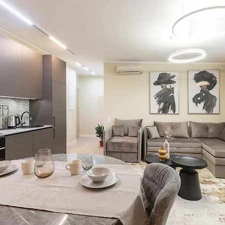 Cheerful & Modern In Town Center *