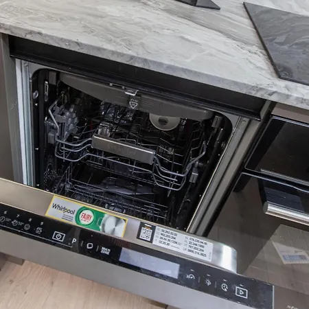 Cheerful & Modern In Town Center Lägenhet