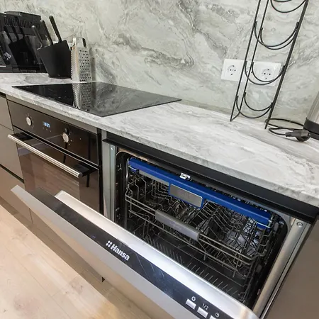 Modern In Town Centre - Lift, Self Check-in, Aircon & Smart Tv