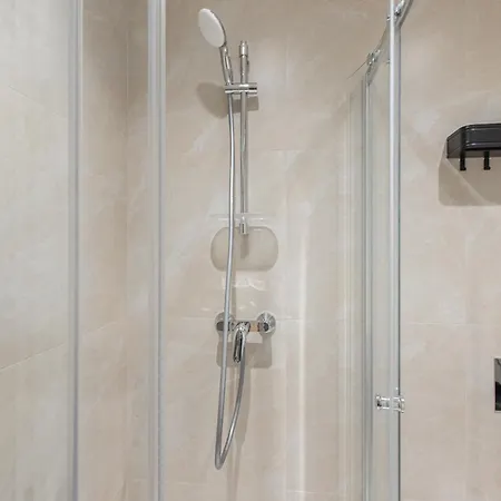 Modern In Town Centre - Lift, Self Check-in, Aircon & Smart Tv *