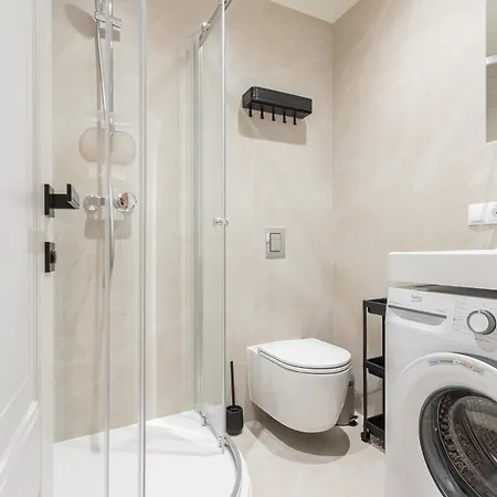 Cheerful & Modern In Town Center *