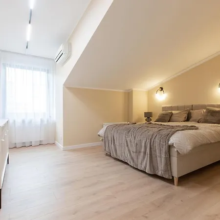 Cheerful & Modern In Town Center *