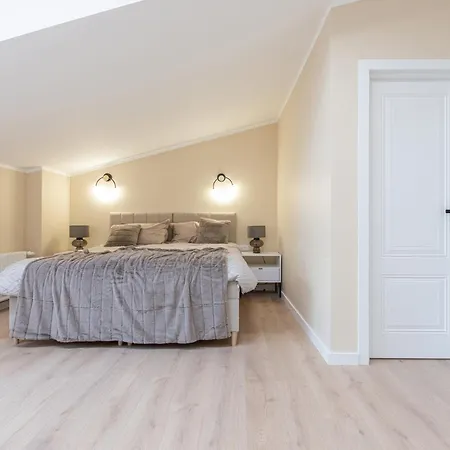 Cheerful & Modern In Town Center *