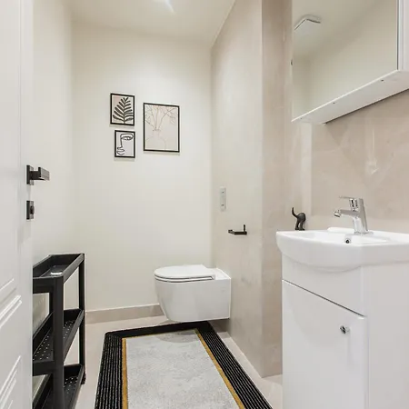 Cheerful & Modern In Town Center *