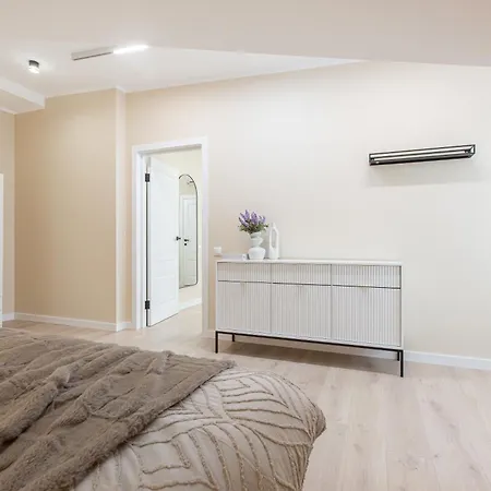 Modern In Town Centre - Lift, Self Check-in, Aircon & Smart Tv *