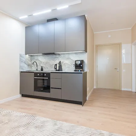 Cheerful & Modern In Town Center *