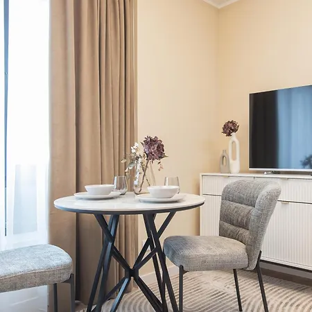 Cheerful & Modern In Town Center *