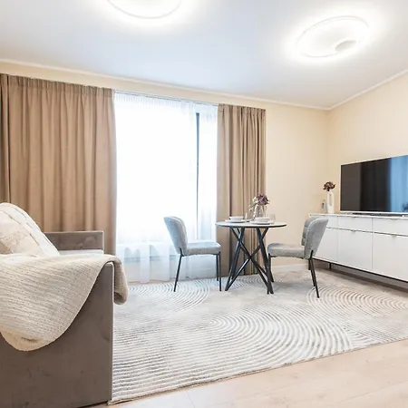 Cheerful & Modern In Town Center *