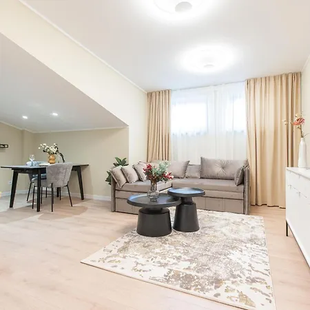 Cheerful & Modern In Town Center