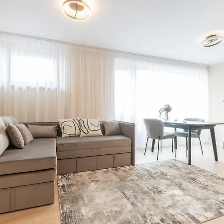 Apartment Cheerful & Modern In Town Center