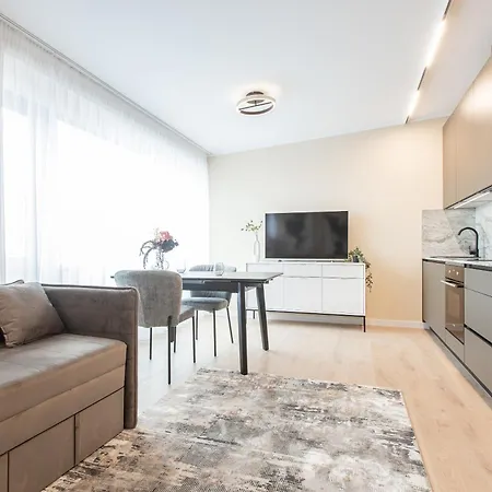 Cheerful & Modern In Town Center