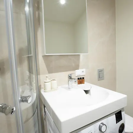 Modern In Town Centre - Lift, Self Check-in, Aircon & Smart Tv