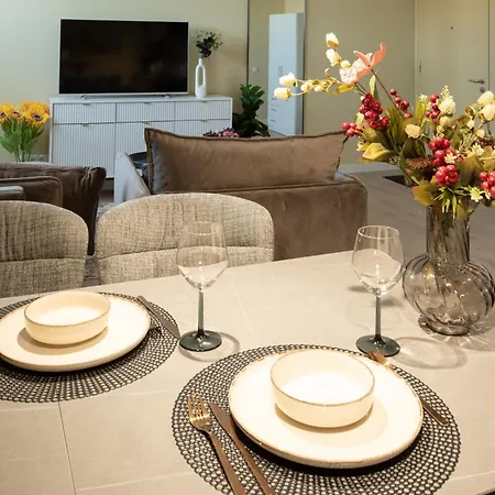 Modern In Town Centre - Lift, Self Check-in, Aircon & Smart Tv *
