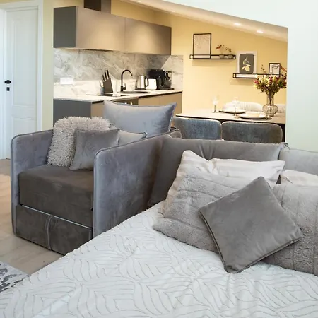 Modern In Town Centre - Lift, Self Check-in, Aircon & Smart Tv *