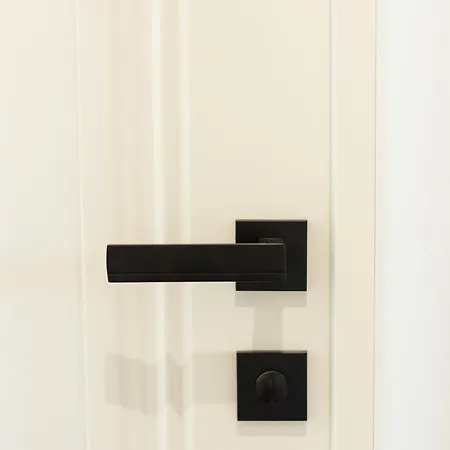 Modern In Town Centre - Lift, Self Check-in, Aircon & Smart Tv *
