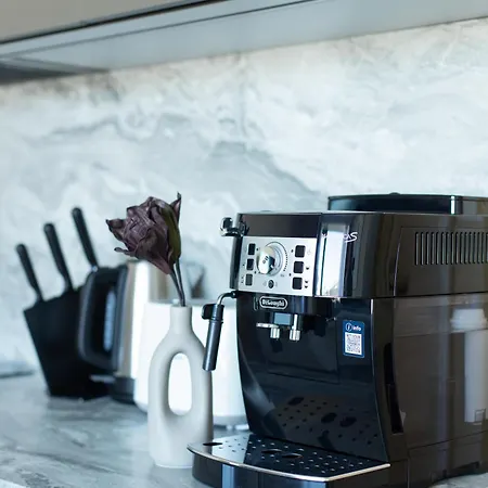 Modern In Town Centre - Lift, Self Check-in, Aircon & Smart Tv *