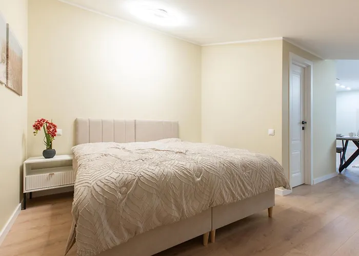 Modern In Town Centre - Lift, Self Check-in, Aircon & Smart Tv *