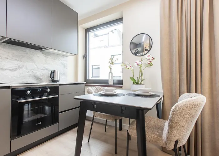 Modern In Town Centre - Lift, Self Check-in, Aircon & Smart Tv