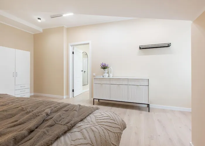 Modern In Town Centre - Lift, Self Check-in, Aircon & Smart Tv *