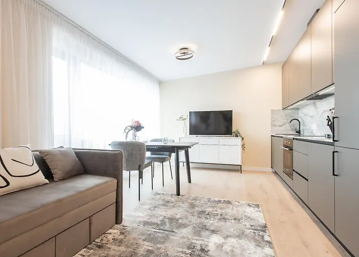 Modern In Town Centre - Lift, Self Check-in, Aircon & Smart Tv