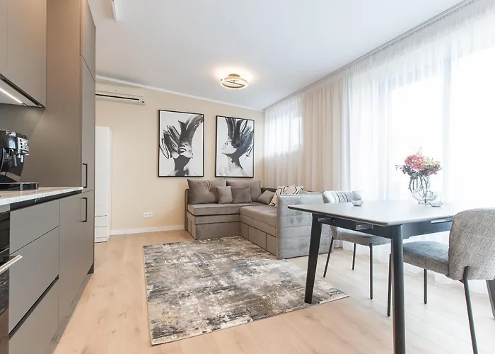 Modern In Town Centre - Lift, Self Check-in, Aircon & Smart Tv *