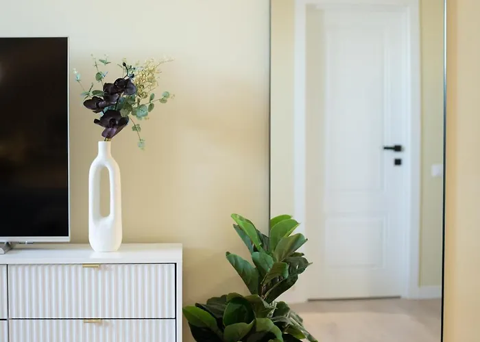 Modern In Town Centre - Lift, Self Check-in, Aircon & Smart Tv *