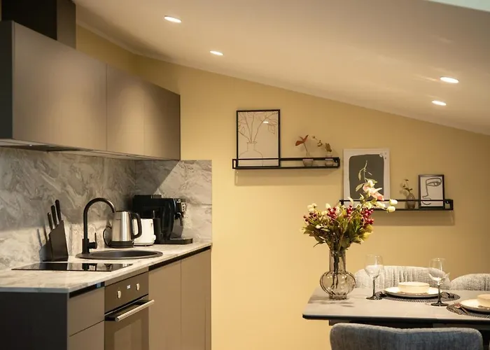 Modern In Town Centre - Lift, Self Check-in, Aircon & Smart Tv