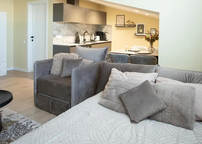 Modern In Town Centre - Lift, Self Check-in, Aircon & Smart Tv *