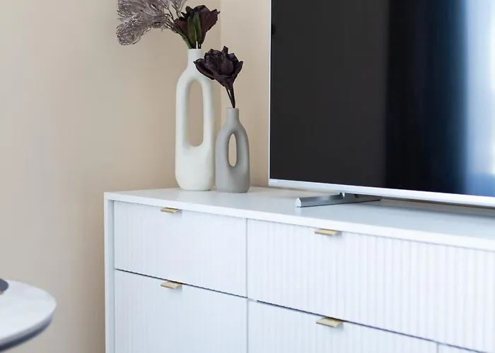 Modern In Town Centre - Lift, Self Check-in, Aircon & Smart Tv