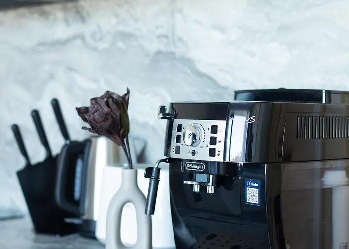 Modern In Town Centre - Lift, Self Check-in, Aircon & Smart Tv *