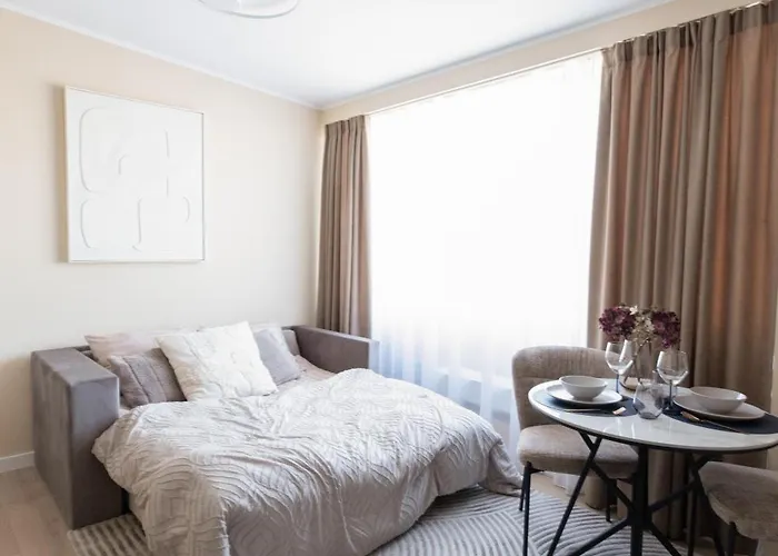 Modern In Town Centre - Lift, Self Check-in, Aircon & Smart Tv *