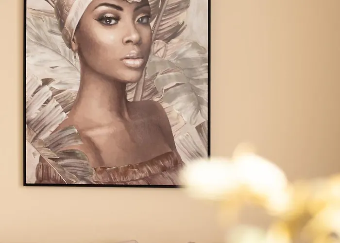 Modern In Town Centre - Lift, Self Check-in, Aircon & Smart Tv *