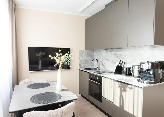 Modern In Town Centre - Lift, Self Check-in, Aircon & Smart Tv *