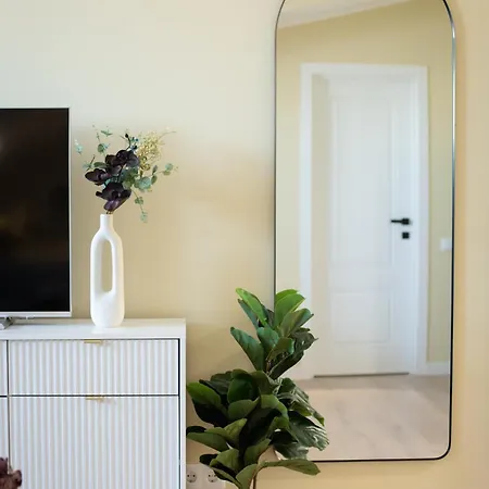 Modern In Town Centre - Lift, Self Check-in, Aircon & Smart Tv *