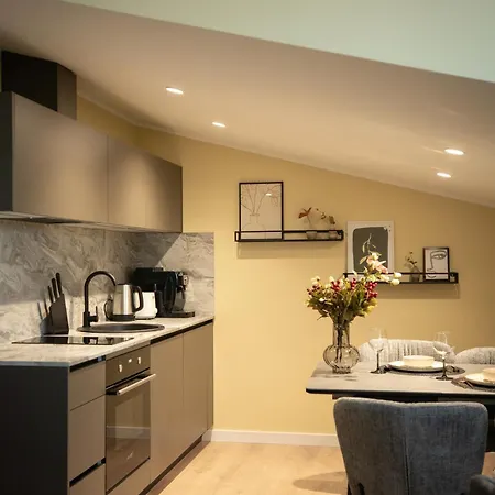 Modern In Town Centre - Lift, Self Check-in, Aircon & Smart Tv
