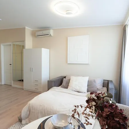 Modern In Town Centre - Lift, Self Check-in, Aircon & Smart Tv リガ