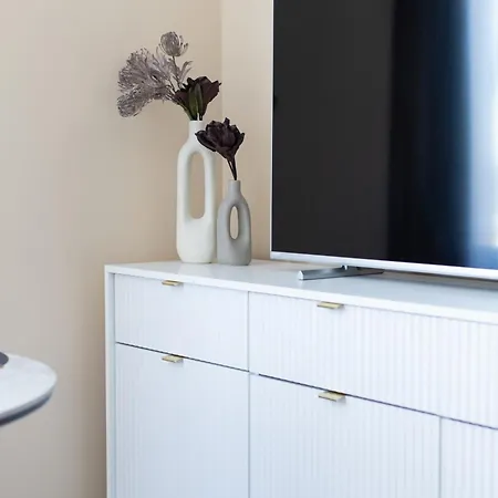 Modern In Town Centre - Lift, Self Check-in, Aircon & Smart Tv