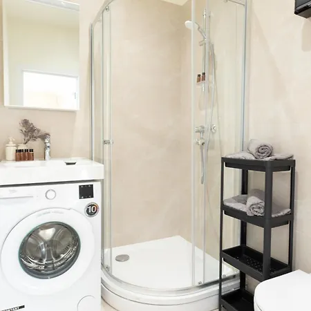 Modern In Town Centre - Lift, Self Check-in, Aircon & Smart Tv *